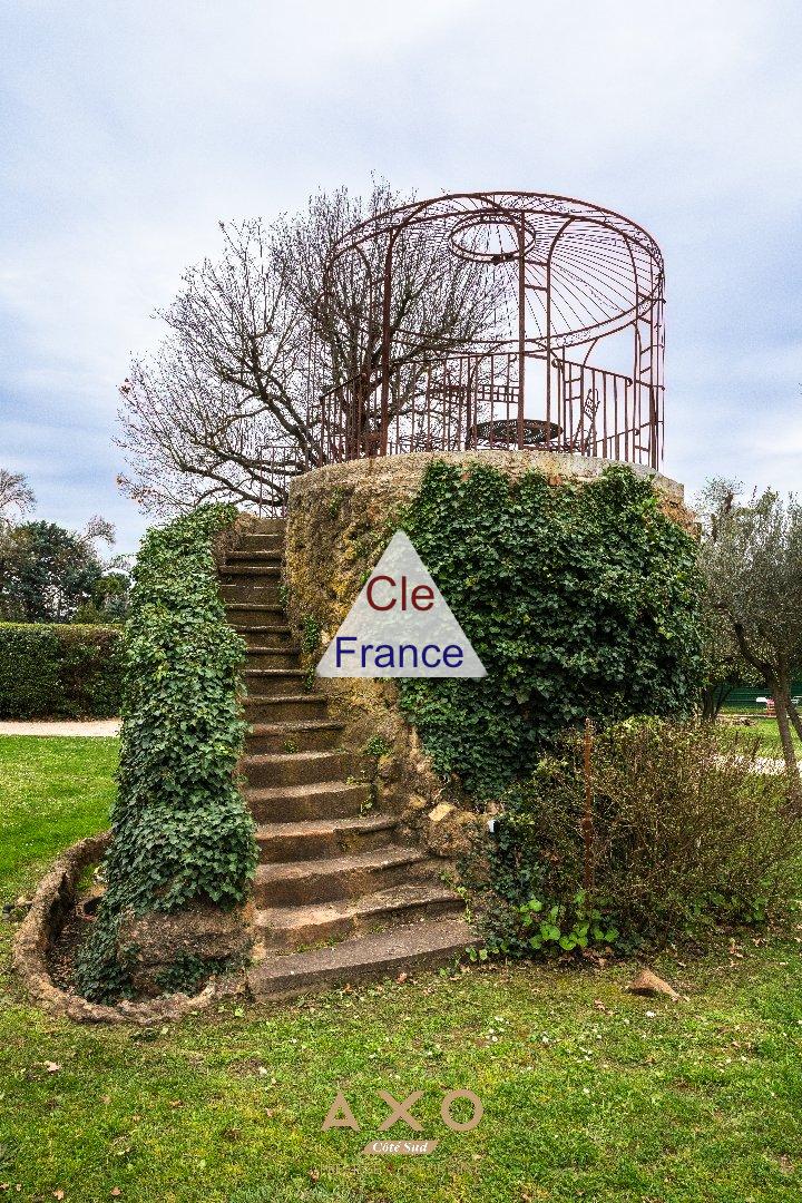 Entraigues Sur La Sorgue - Domaine De 1000 M2 - Parc D\'un Hectare - Piscine - 1 480 000 Euros