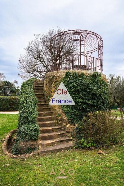 Entraigues Sur La Sorgue - Domaine De 1000 M2 - Parc D\'un Hectare - Piscine - 1 480 000 Euros