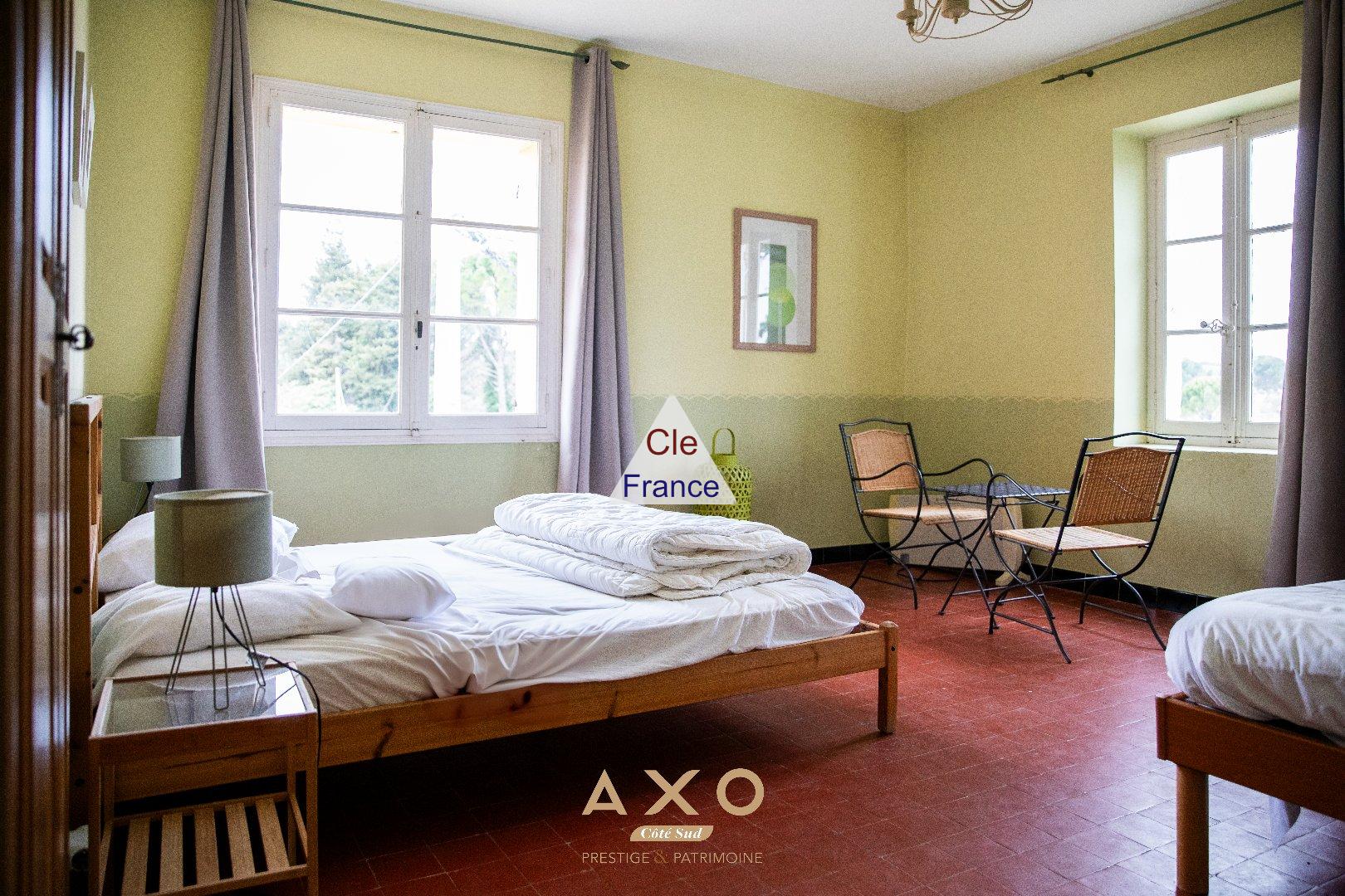 Entraigues Sur La Sorgue - Domaine De 1000 M2 - Parc D\'un Hectare - Piscine - 1 480 000 Euros