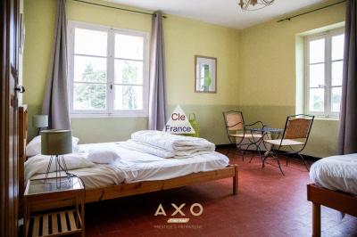 Entraigues Sur La Sorgue - Domaine De 1000 M2 - Parc D\'un Hectare - Piscine - 1 480 000 Euros