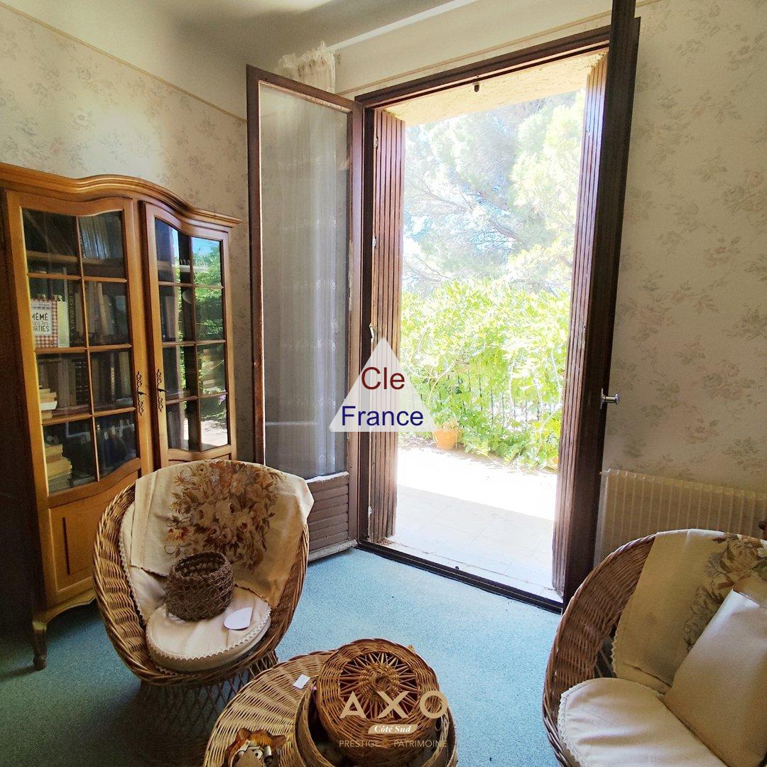 Uzes - Villa - T9 - 242 M2 - Piscinable - Grand Garage - Jardin 1655 M2 - 620 000a