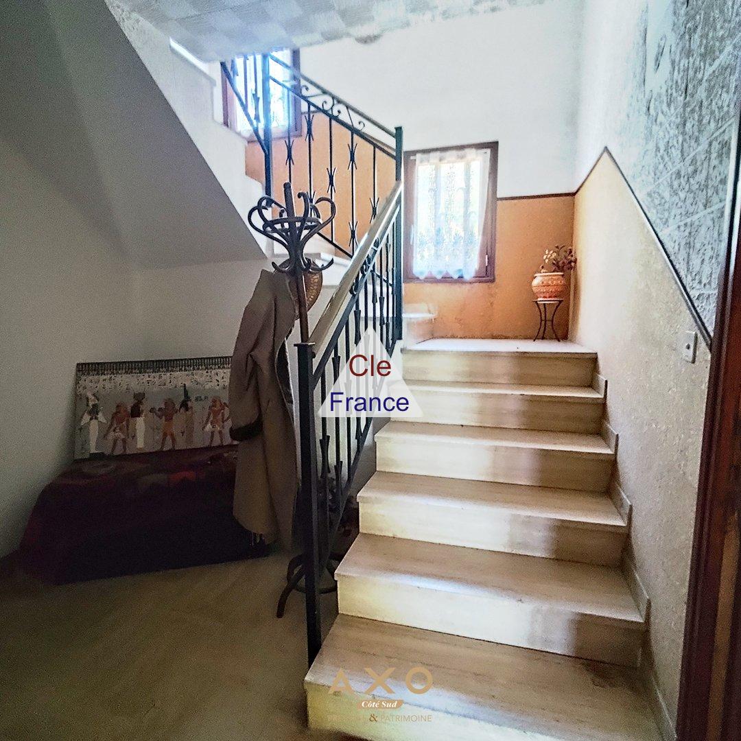 Uzes - Villa - T9 - 242 M2 - Piscinable - Grand Garage - Jardin 1655 M2 - 620 000a