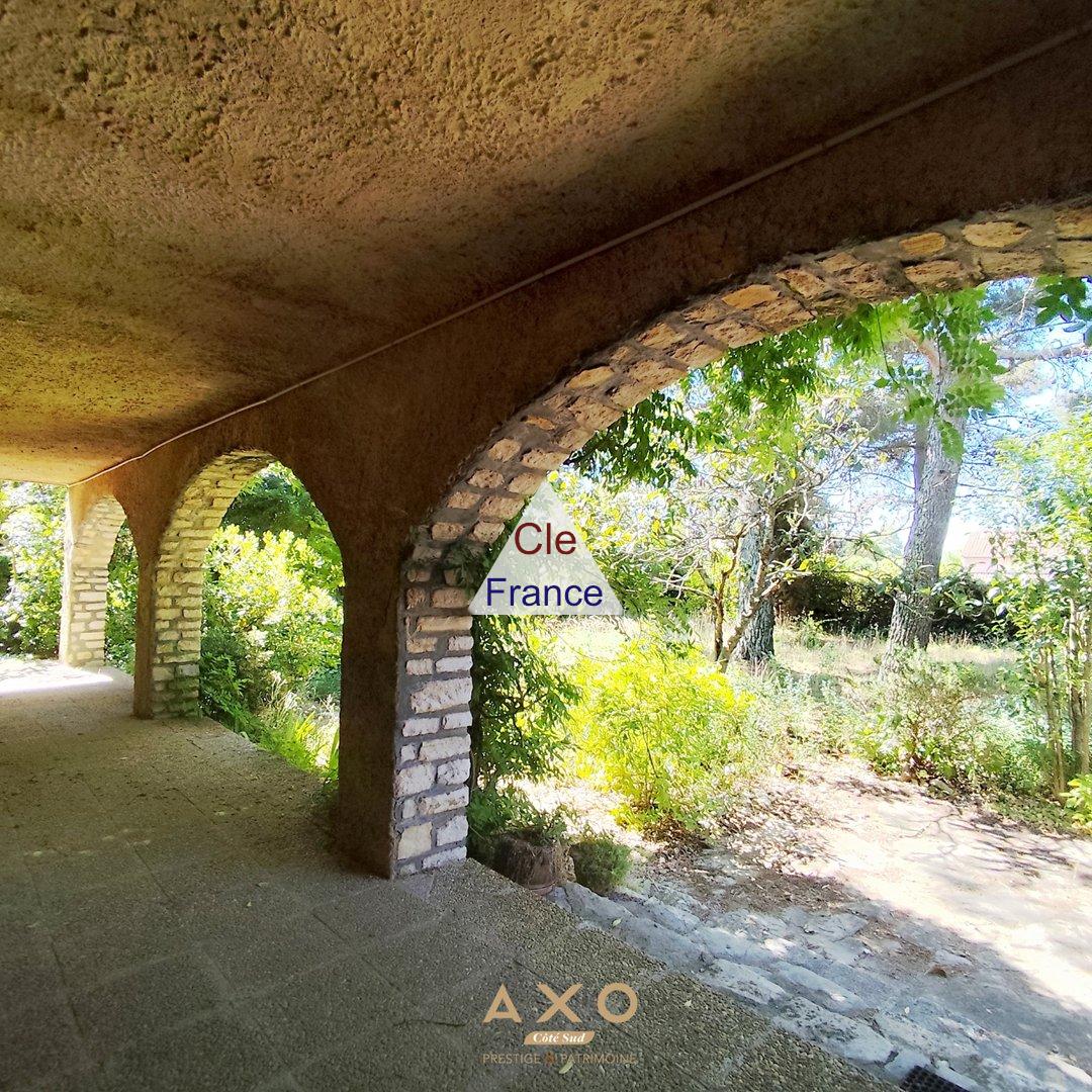 Uzes - Villa - T9 - 242 M2 - Piscinable - Grand Garage - Jardin 1655 M2 - 620 000a