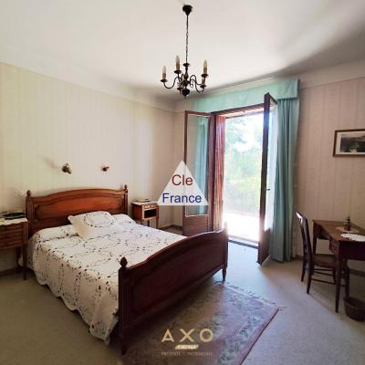 Uzes - Villa - T9 - 242 M2 - Piscinable - Grand Garage - Jardin 1655 M2 - 620 000a