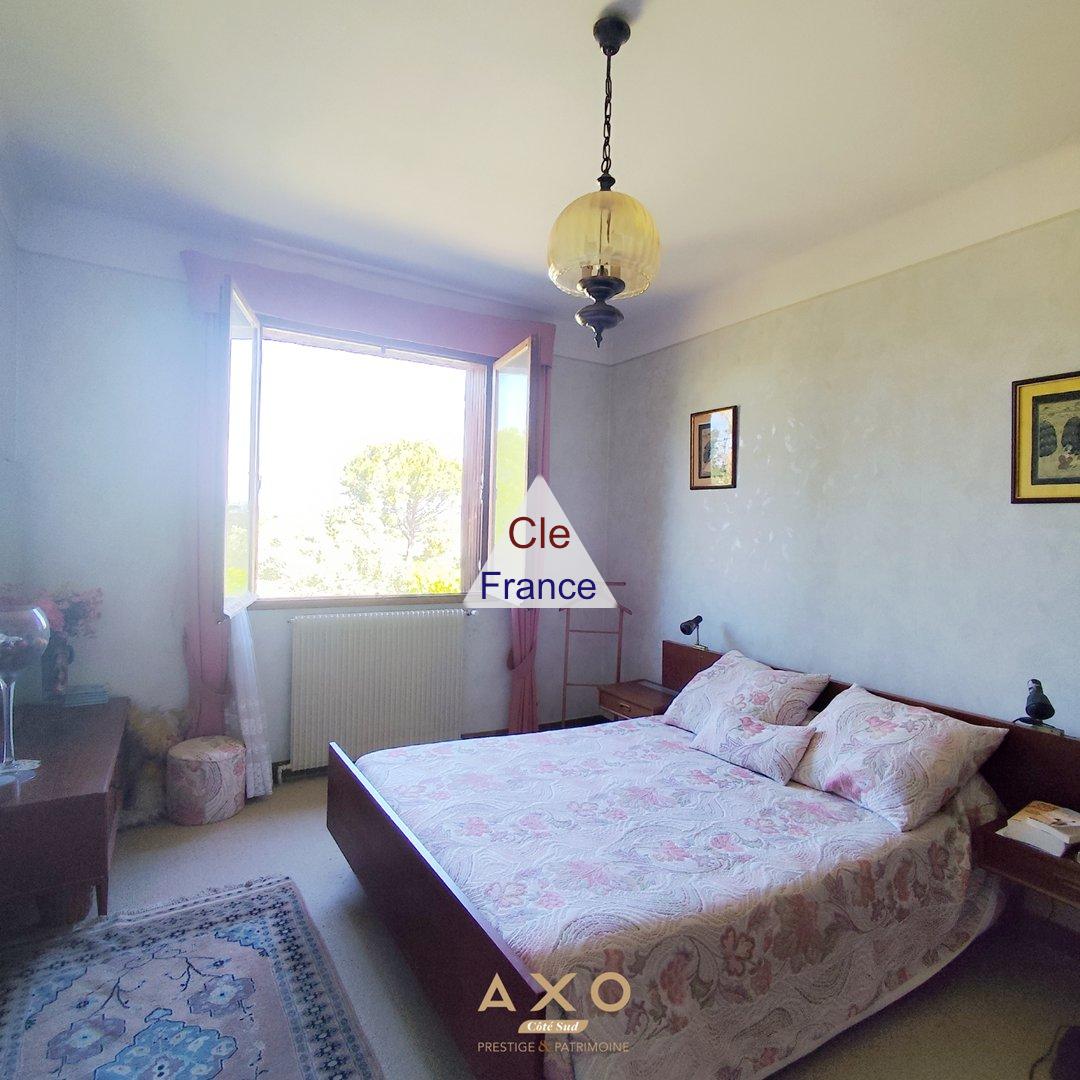 Uzes - Villa - T9 - 242 M2 - Piscinable - Grand Garage - Jardin 1655 M2 - 620 000a