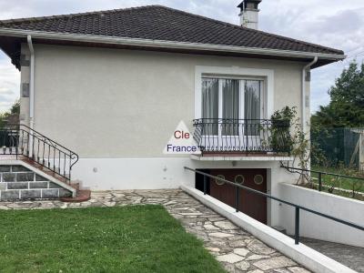 Detached House with Swimming Pool in Neat Garden