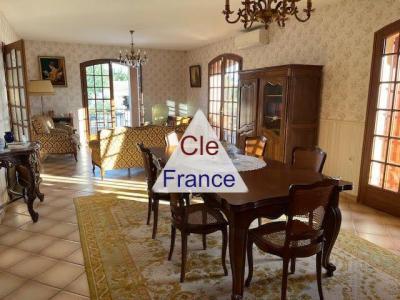 Imposing Detached Villa with Lovely Garden