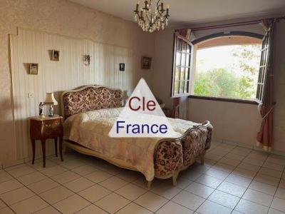 Imposing Detached Villa with Lovely Garden