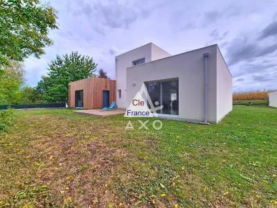 Contemporary Detached House with Garden