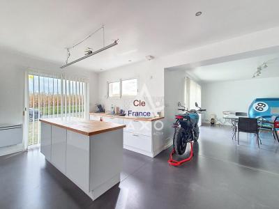 Contemporary Detached House with Garden