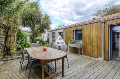 Beautifully Appointed House with Neat Garden