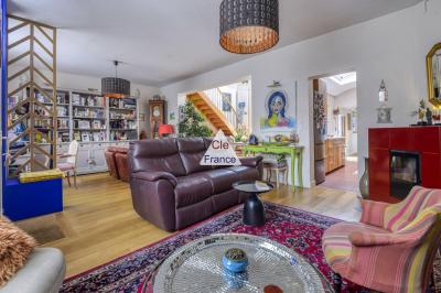 Beautifully Appointed House with Neat Garden