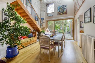 Beautifully Appointed House with Neat Garden