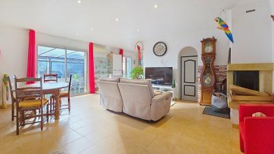 Detached Villa with Swimming Pool