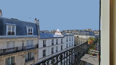 Paris Apartment wiIth Nice View from Balcony
