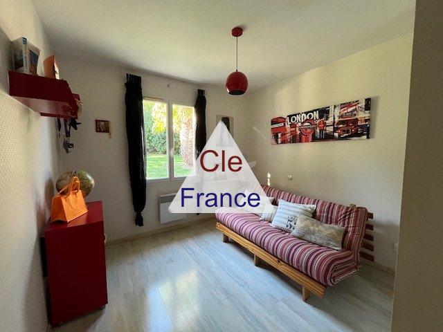 Detached House with Garden and Swimming Pool