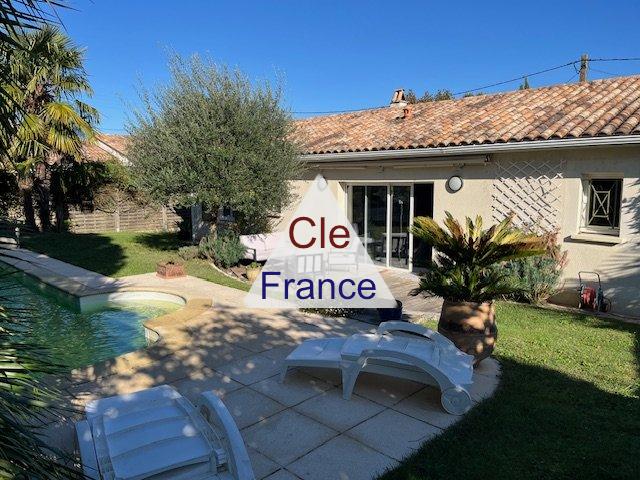 Detached House with Garden and Swimming Pool
