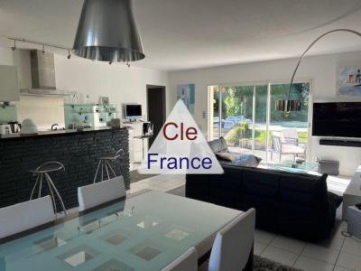 Detached House with Garden and Swimming Pool