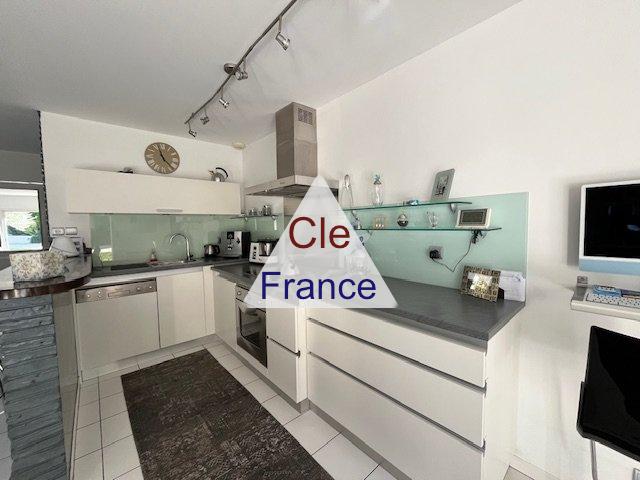 Detached House with Garden and Swimming Pool