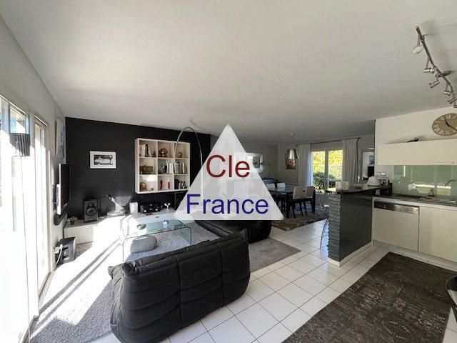 Detached House with Garden and Swimming Pool