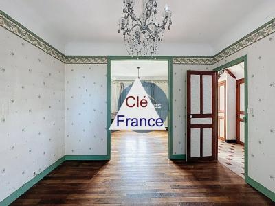 Detached House with Garden In Great Location