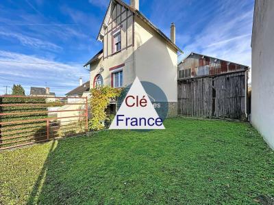 Detached House with Garden In Great Location