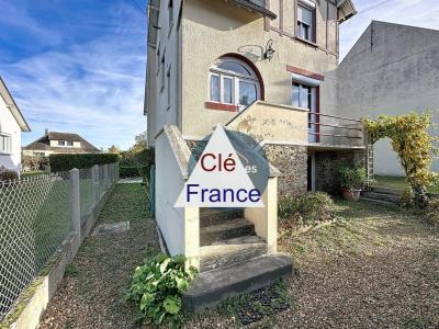 Detached House with Garden In Great Location