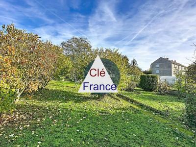 Detached House with Garden In Great Location