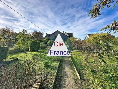 Detached House with Garden In Great Location