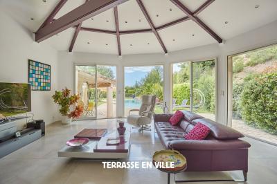 Detached Villa with Swimming Pool on Landscaped Gardens