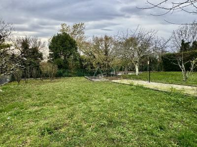 Detached House with Garden in Nice Location