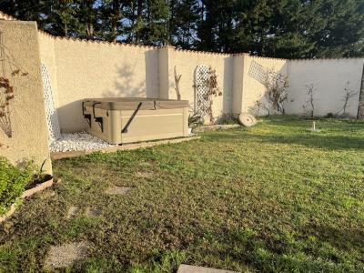 Lovely Villa with Pool in Parkland Gardens