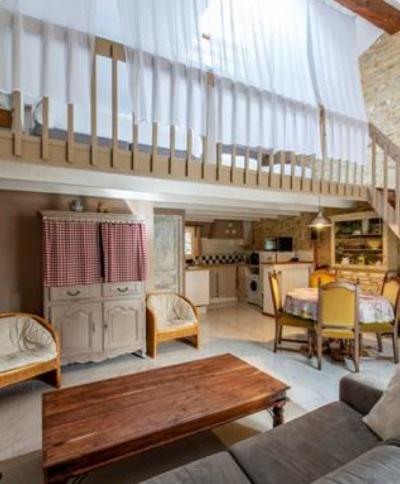 Lovely Villa with Pool in Parkland Gardens