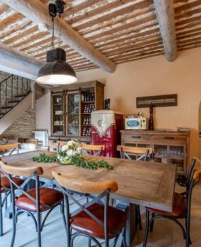 Lovely Villa with Pool in Parkland Gardens