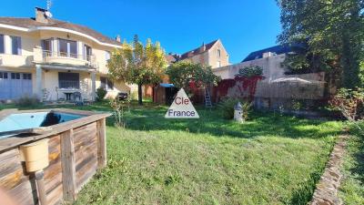 Detached House with Garden by the River