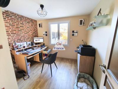 Contemporary Detached House with Garden