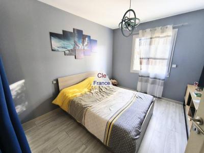 Contemporary Detached House with Garden