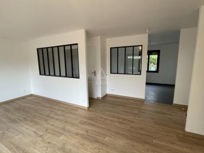 Modern Detached House with Garden