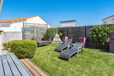 Contemporary Detached House with Landscaped Garden