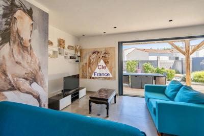 Contemporary Detached House with Landscaped Garden