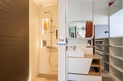 Contemporary Detached House with Landscaped Garden