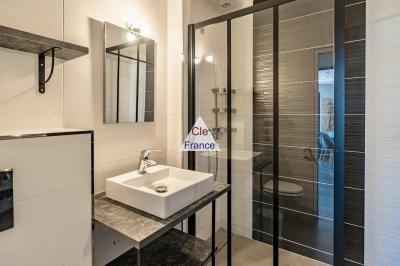 Contemporary Detached House with Landscaped Garden