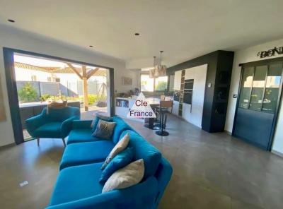 Contemporary Detached House with Landscaped Garden