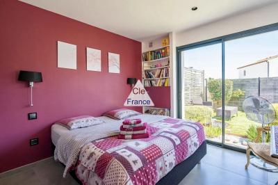 Contemporary Detached House with Landscaped Garden