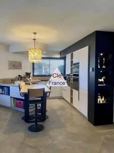 Contemporary Detached House with Landscaped Garden