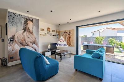 Contemporary Detached House with Landscaped Garden