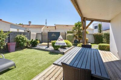 Contemporary Detached House with Landscaped Garden