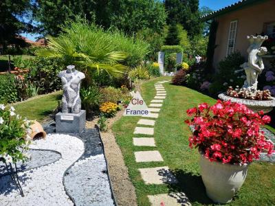 Detached House with Beautiful Landscaped Garden