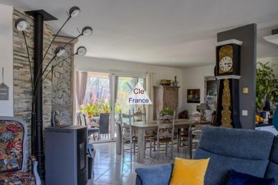 Detached House with Beautiful Landscaped Garden