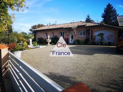 Detached House with Beautiful Landscaped Garden